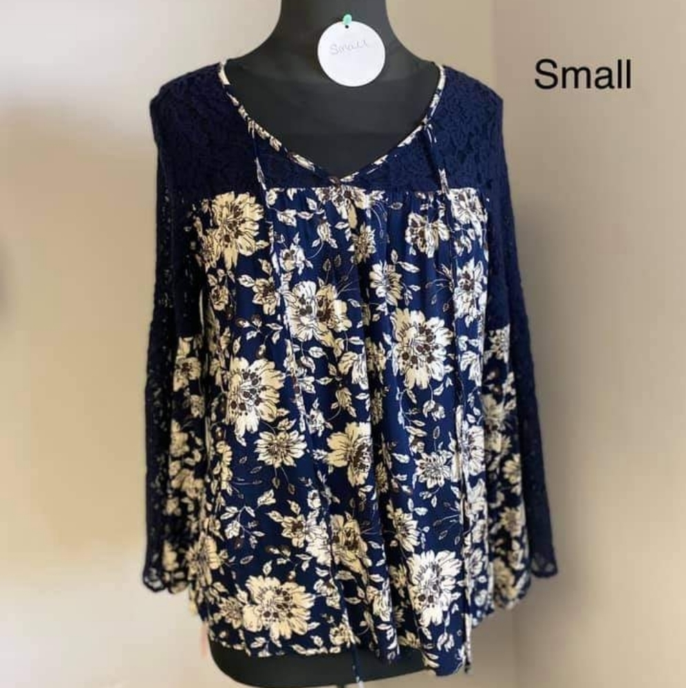 Entro long sleeve lace top